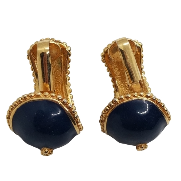 AVON VINTAGE ETRUSCAN REVIVAL STYLE GOLDTONE & NAVY BLUE ENAMEL CLIP ON EARRINGS - Picture 5 of 6